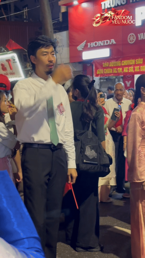 Đen Vâu - Hoàng Thùy Linh ngại ngùng giữ khoảng cách khi cùng nhau tham gia Sơ duyệt diễu binh