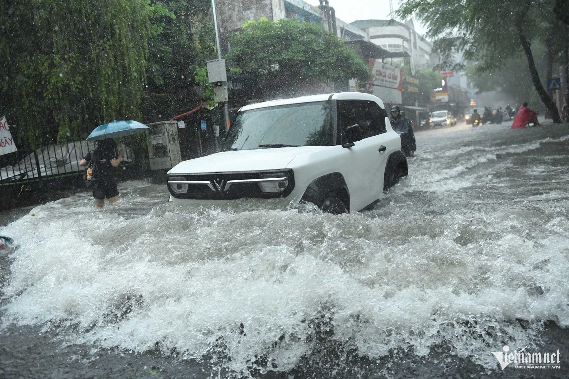 Dự báo thời tiết 30/8/2025: Mưa lớn xối xả ở miền Bắc - Trung Bộ, tâm điểm vùng nào?