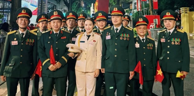 Một nữ diễn viên mang quân hàm Thượng úy, xuất hiện trong tổng duyệt diễu binh làm người dân phấn khích
