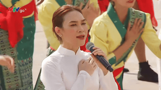 Diện áo dài trắng, trang điểm trong veo nhưng Mỹ Tâm vẫn là tâm điểm khi hát trong Đại lễ 2/9