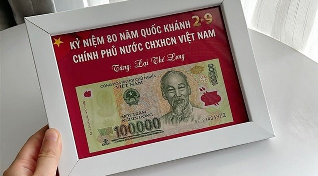 Đóng khung tờ 100.000 đồng được tặng: Khi một món quà nhỏ trở thành "báu vật" của ký ức


