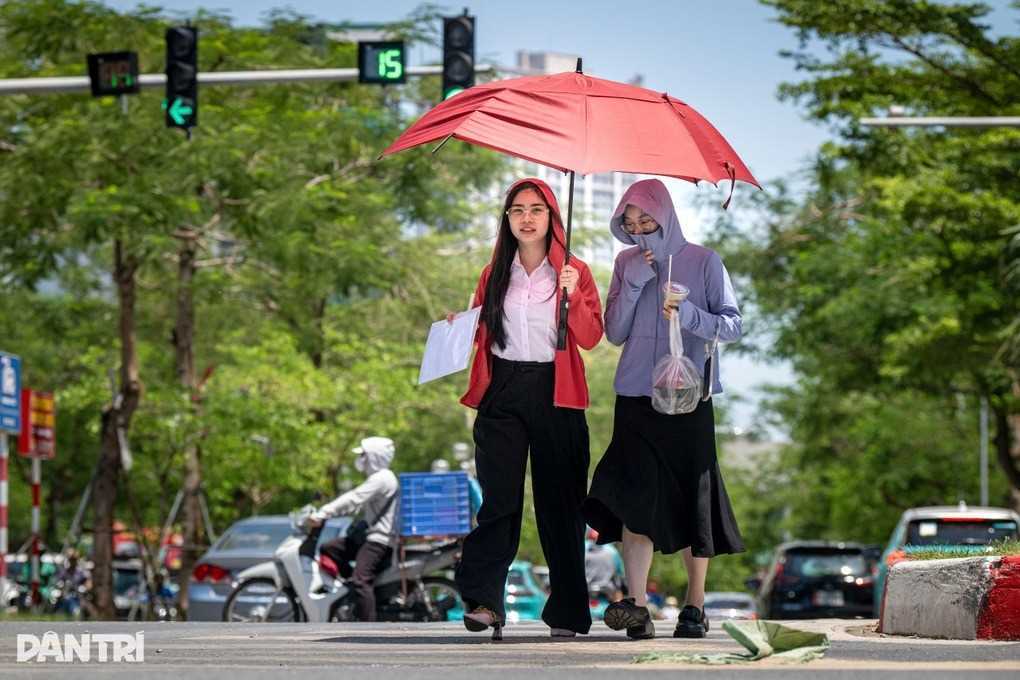 Miền Bắc nắng nóng, Biển Đông có thể đón bão