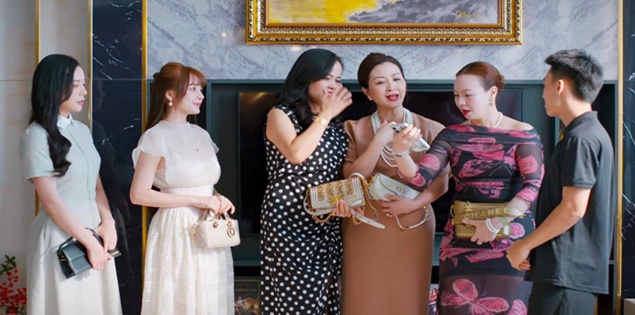 Phương Oanh "lép vế" khi so túi hàng hiệu với "hội phú bà"