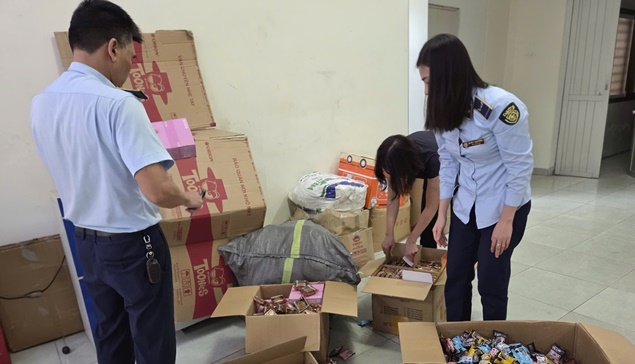 Hà Nội phát hiện 1.664 bánh trung thu không rõ nguồn gốc suýt lọt ra thị trường: Người mua chớ dại rước về!