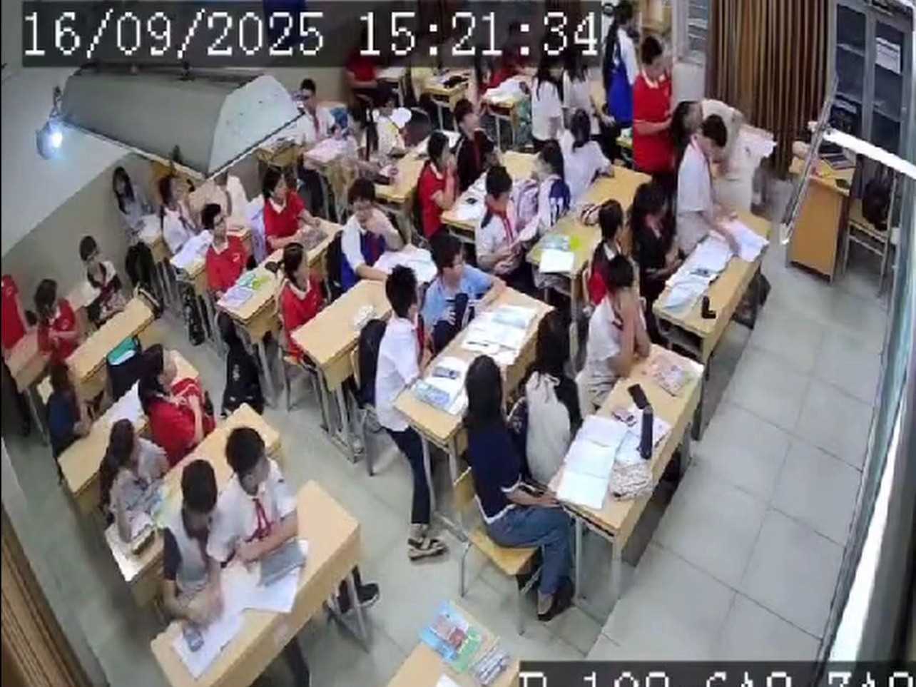 Hà Nội: Học sinh giật tóc, dúi đầu giáo viên ngay trong lớp học