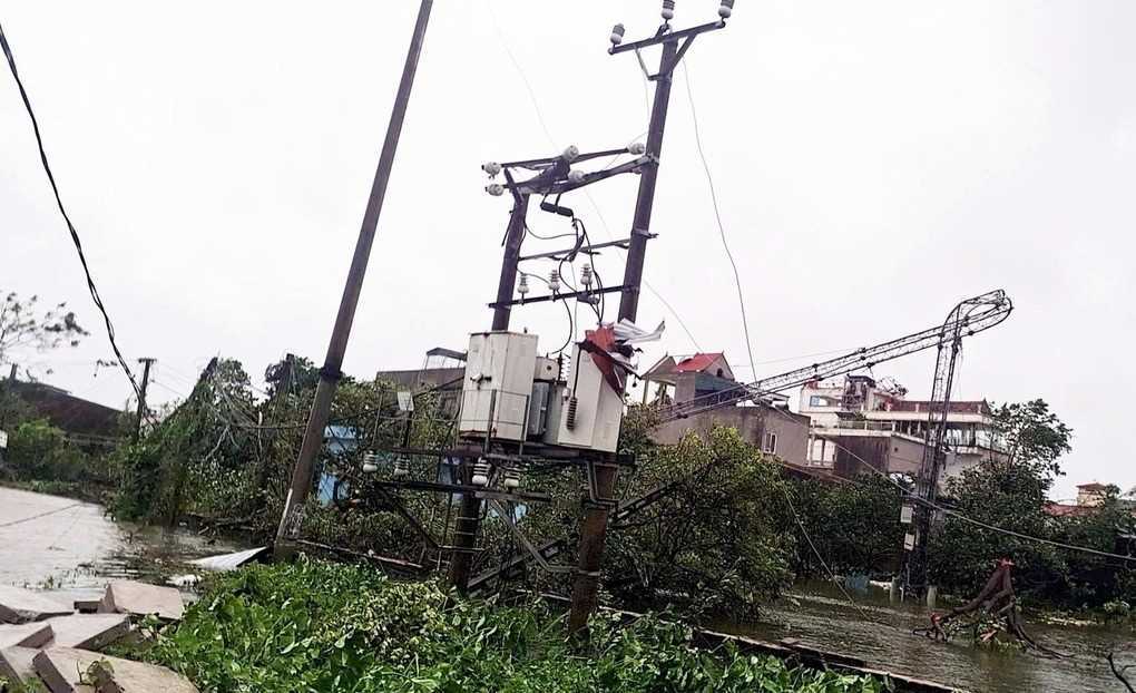Bão số 10 gây mất điện diện rộng, hơn 1,8 triệu khách hàng bị ảnh hưởng