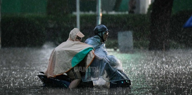 Nhiều trường ở Hà Nội cho học sinh nghỉ sáng nay vì mưa lớn