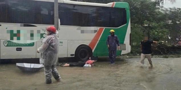 Nhiều người bị ngã nghi do rò rỉ điện khi đi qua điểm ngập ở Hà Nội