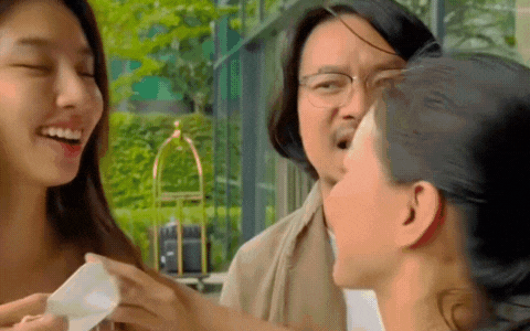Lộ clip Hoa hậu Thuỳ Tiên xuất hiện, được bà Phạm Kim Dung ôm khóc?