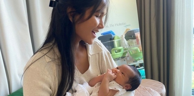 H'Hen Niê mừng con gái đầy tháng