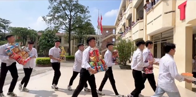 Hà Nội: Dân mạng phấn khích trước màn nam sinh "bê tráp" tặng quà 20/10 cho cô giáo và các bạn nữ