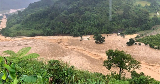 Lũ bùn tràn gần 3km sau tiếng nổ lớn lúc rạng sáng, nghìn người dân bị cô lập