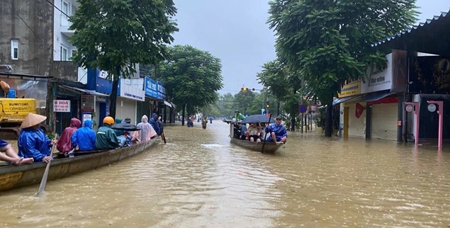 Miền Trung tiếp tục mưa rất to, miền Bắc có nơi dưới 17 độ C