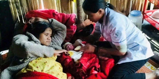 Giữa mưa lũ sạt lở, 2 y sĩ băng rừng 5km cứu mẹ con sản phụ ở vùng cao