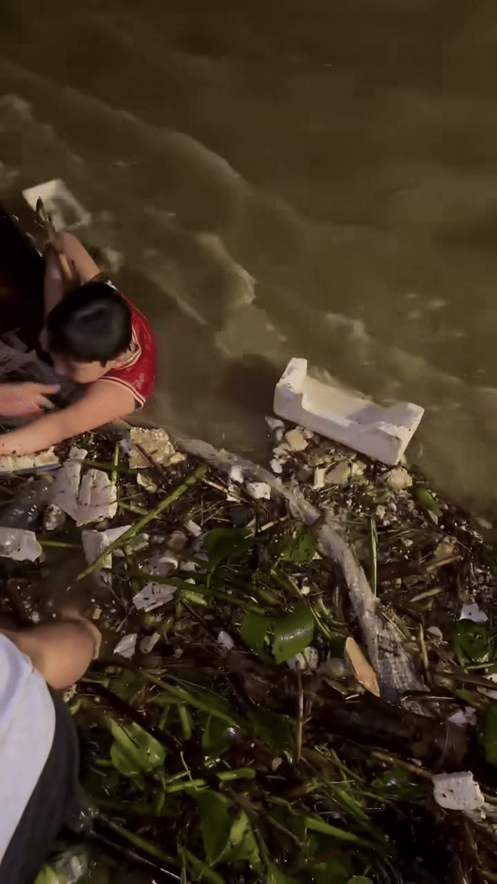 Cứu sống bé trai khi đang lênh đênh trên sông Hàn ở Đà Nẵng