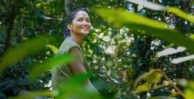 Hoa hậu H'Hen Niê xin lỗi vì clip chồng pha cà phê sữa mẹ cho bạn uống