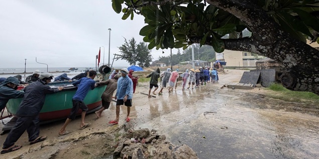 Bão số 13 Kalmaegi giật cấp 16 đổ bộ, 1 tỉnh huy động ô tô, xe thiết giáp khẩn cấp ứng phó