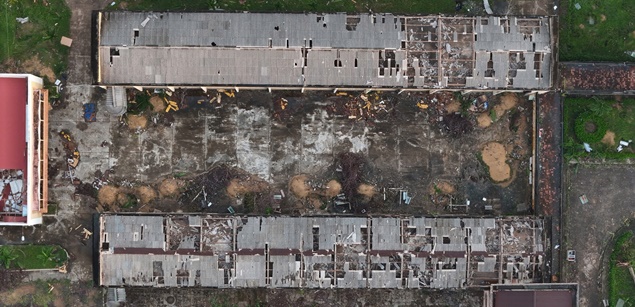 Chợ, nhà máy, đường phố tan hoang sau bão Kalmaegi