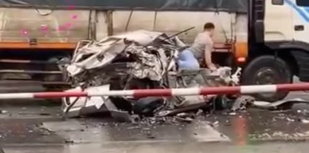 Tài xế tự chui ra từ ô tô bẹp rúm sau va chạm khiến nhiều người bất ngờ