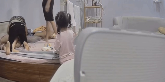 Xôn xao clip vụ mẹ chồng đè lên người, nắm tóc con dâu mới sinh gây phẫn nộ