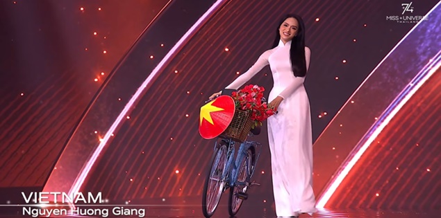 Hương Giang mặc áo dài trắng, tái hiện hình ảnh nữ sinh đạp xe tới trường tại Miss Universe 2015