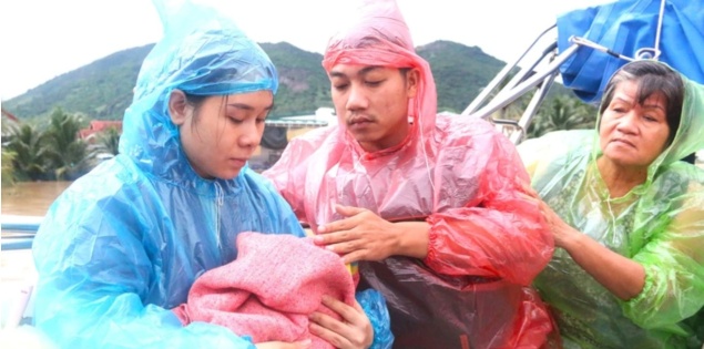 Em bé 20 ngày tuổi được cứu khỏi vùng lũ sau hơn 2 ngày ở trên nóc nhà cùng mẹ