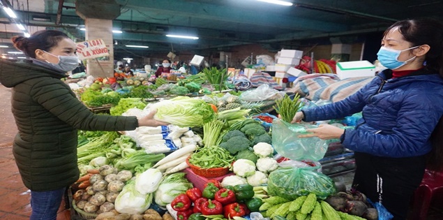 Chị em than trời vì giá rau củ tăng "chóng mặt"