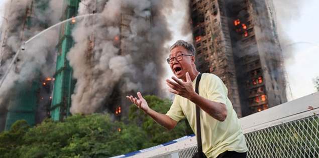 Câu chuyện xé lòng đằng sau bức ảnh người đàn ông tuyệt vọng gục ngã trước những toà nhà đang cháy ở Hong Kong