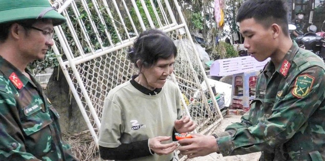 Bộ đội liên tục tìm thấy tiền, vàng nằm trong rác sau lũ ở Đắk Lắk