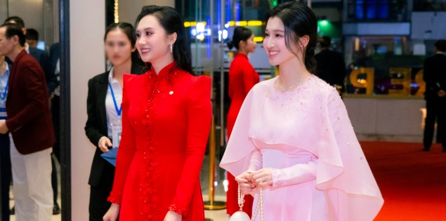 Á hậu Phương Nhi xuất hiện rạng rỡ, "đọ sắc" cùng chị dâu