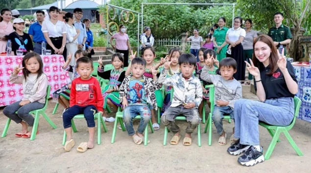 Choáng với số tiền Hòa Minzy ủng hộ cho dự án Nuôi Em