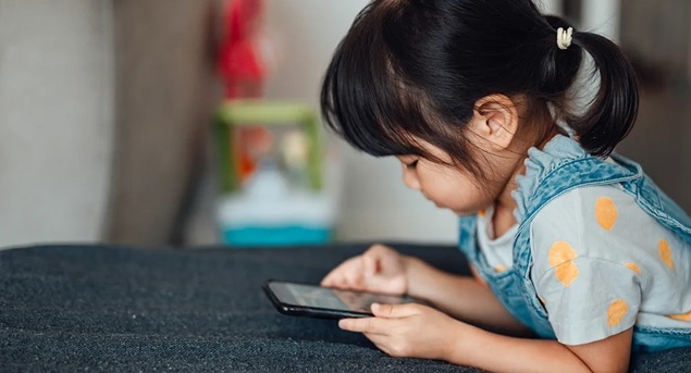 Trẻ được phép và không được phép dùng điện thoại từ nhỏ lớn lên sẽ khác nhau một trời một vực