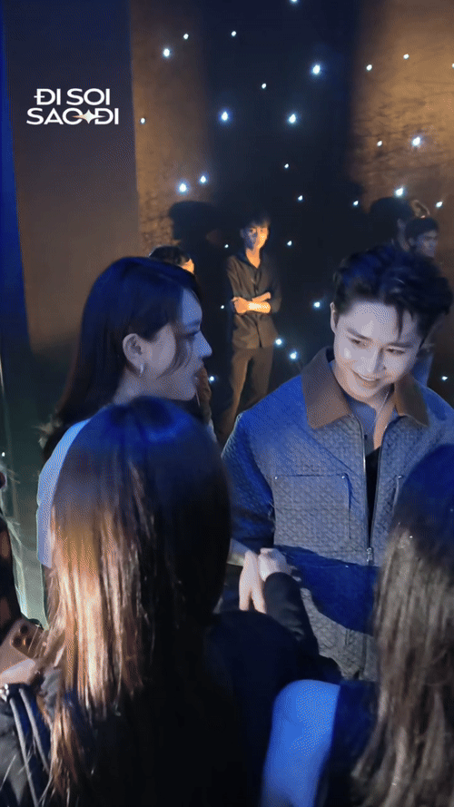 Bích Phương nắm tay, xoa vai tình tứ, còn Tăng Duy Tân thì cười không khép miệng