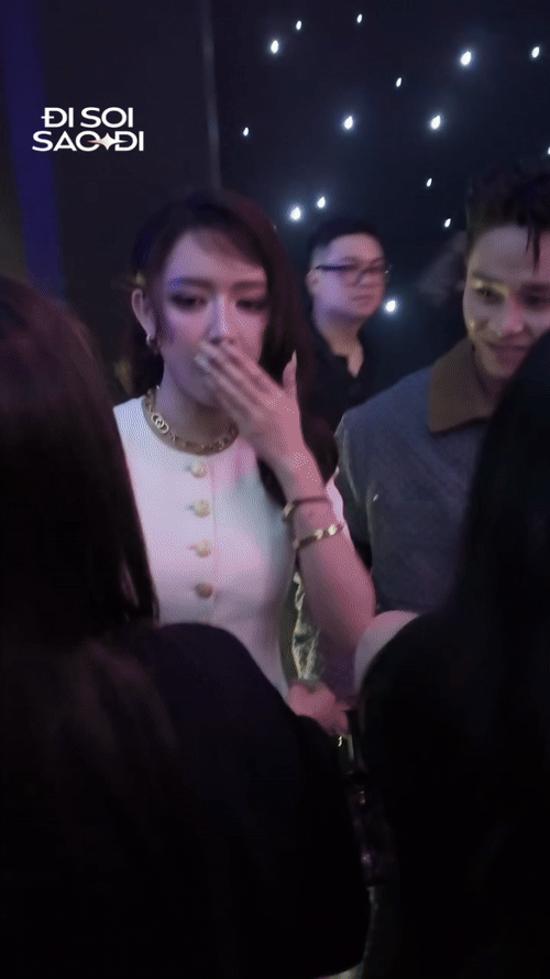 Bích Phương nắm tay, xoa vai tình tứ, còn Tăng Duy Tân thì cười không khép miệng