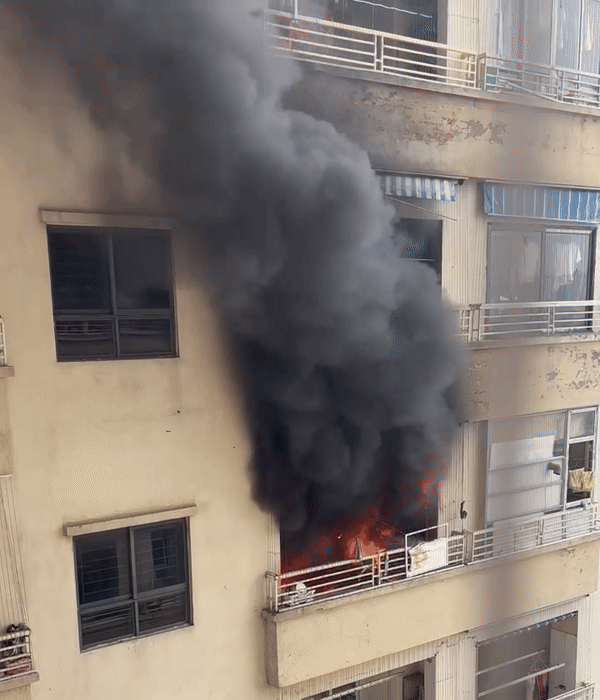 Hà Nội: Căn hộ chung cư bốc cháy dữ dội, hàng trăm người bỏ chạy