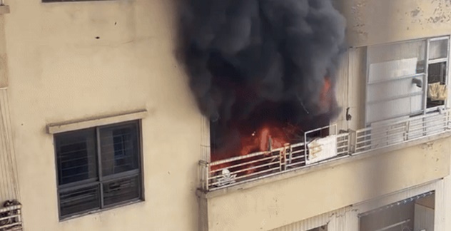 Hà Nội: Căn hộ chung cư bốc cháy dữ dội, hàng trăm người bỏ chạy