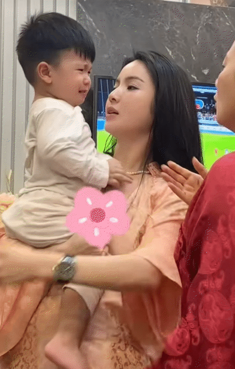 Chu Thanh Huyền cứng trước hành động chưa đẹp của con trai