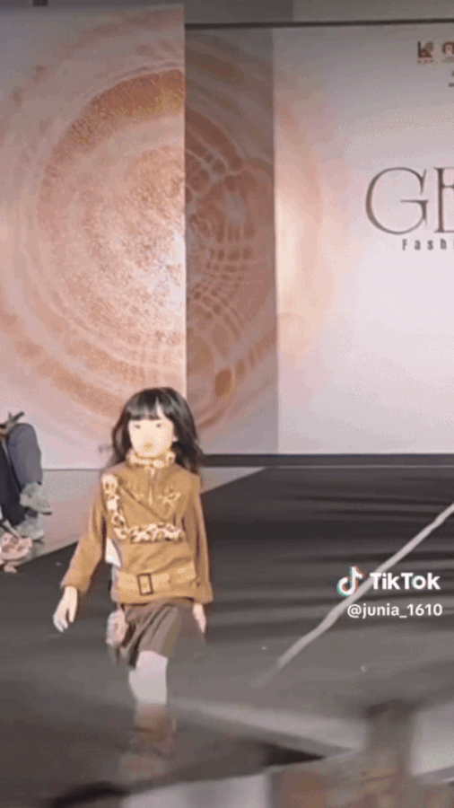 Nửa triệu người xem con gái Trường Giang - Nhã Phương catwalk