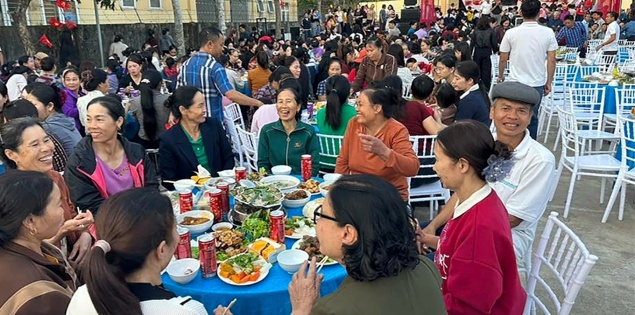 Cả làng thịt 5 con lợn, làm 80 mâm cơm, đốt lửa trại mừng năm mới