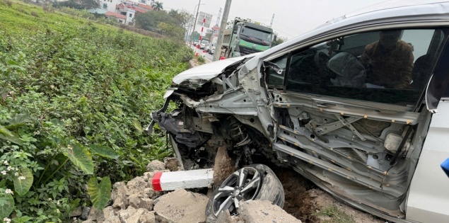 Bốn ô tô va chạm liên hoàn ở Hà Nội, 3 xe hư hỏng nặng