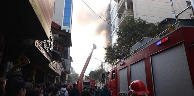 Ngôi nhà cao tầng trên phố Lê Lợi ở Hà Nội bốc cháy dữ dội