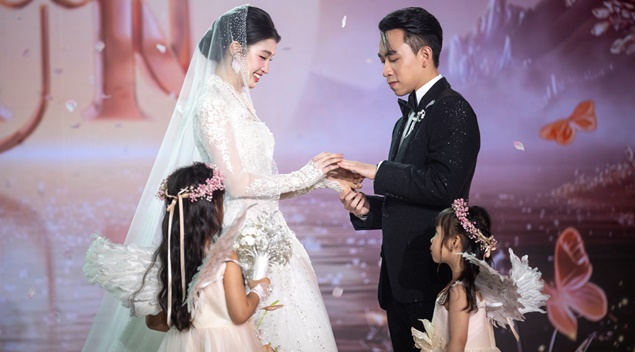 Khoảnh khắc hạnh phúc trao nhẫn trên lễ đường của Á hậu Phương Nhi và thiếu gia Minh Hoàng