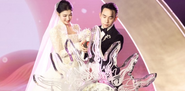 Bó hoa cưới ánh kim trong đám cưới Phương Nhi - Minh Hoàng khiến dân tình không ngừng bàn tán