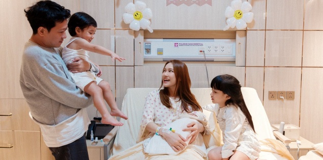 Nhã Phương sinh con lần 3, Trường Giang khóc nấc nhìn vợ qua điện thoại