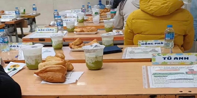 Tranh cãi việc được mời ăn quà vặt trong buổi họp phụ huynh: Chu đáo hay hình thức?