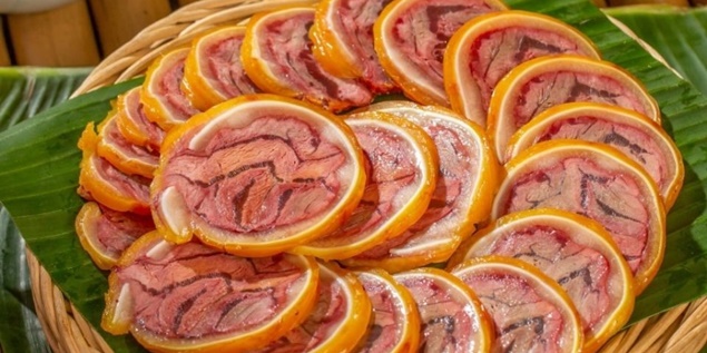 Cách làm tai heo cuộn bắp bò ủ muối: Lạ miệng, giòn ngon, ăn hoài không ngán ngày Tết