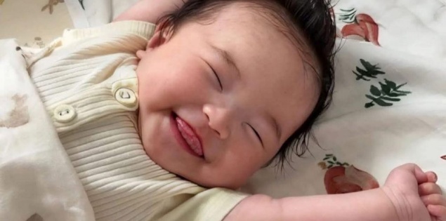 Em bé hay cười thì thông minh hơn?