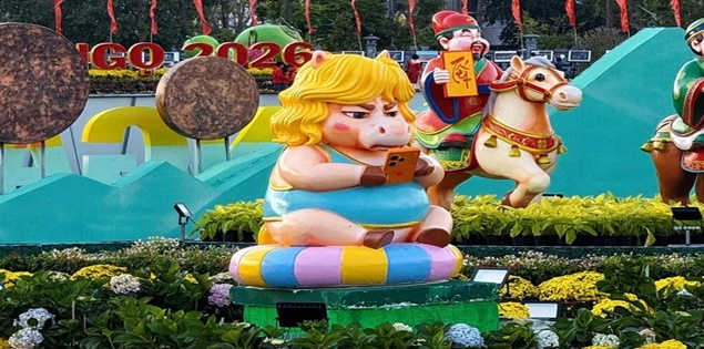 Linh vật ngựa độc đáo, cầm món đồ thời thượng ở Quy Nhơn gây "bão mạng"