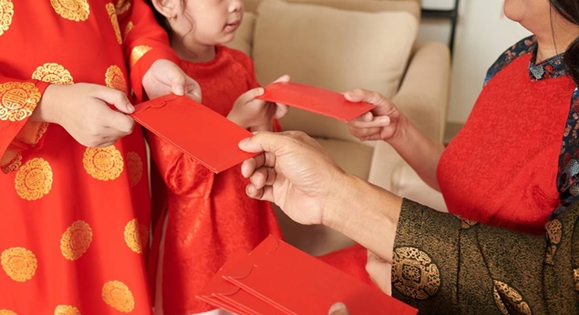 Dạy con về bao lì xì: Bài học đầu năm về tiền bạc, lòng biết ơn và cách làm người