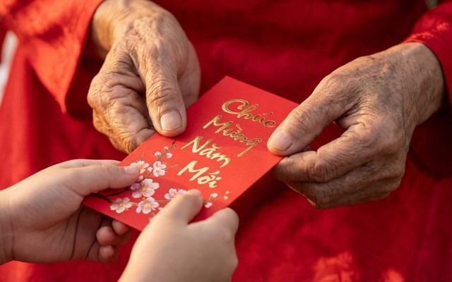 Cùng là cháu, bà ngoại mừng tuổi 28 triệu đồng, bà nội 700.000 đồng: Sự chênh lệch lì xì làm tổn thương ai?